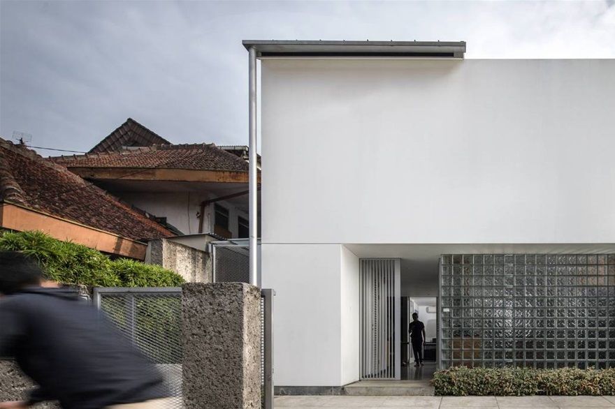 Doctor's House by Tan Tik Lam Architects, Bandung, Java built 2016