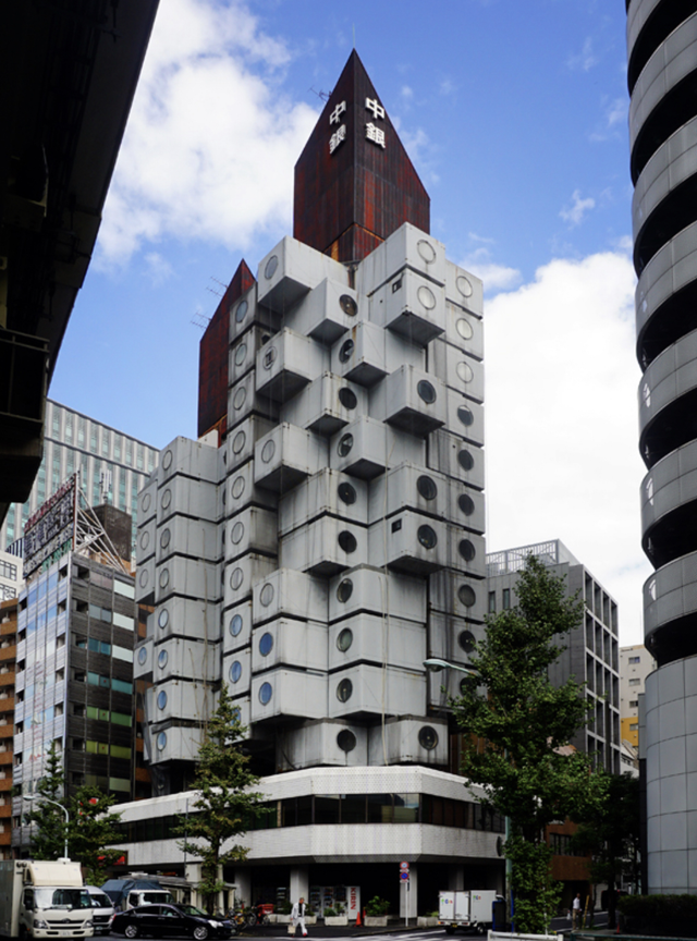 Kurokawa's Nakagin Capsule Tower in Tōkyō in 1972.