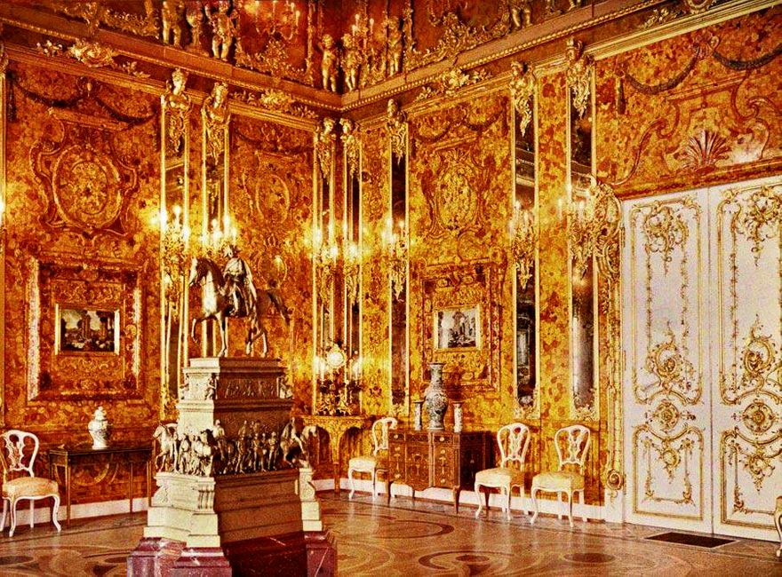 Amber Room at the Ekaterinskaya Palace in Pushkino. 1701-1707 A.D.