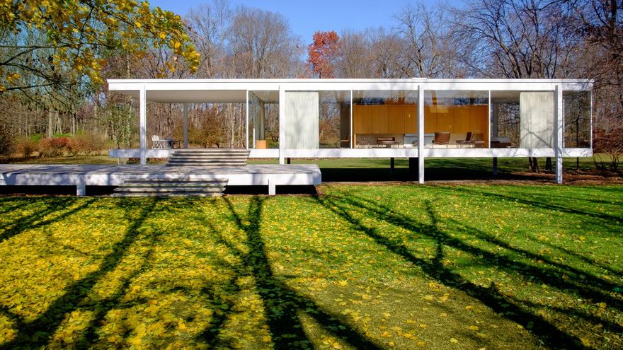 The  Farnsworth House, designed by Ludwig Mies van der Rohe between 1945 and 1951 in Plano, Illinois, U.S.A .